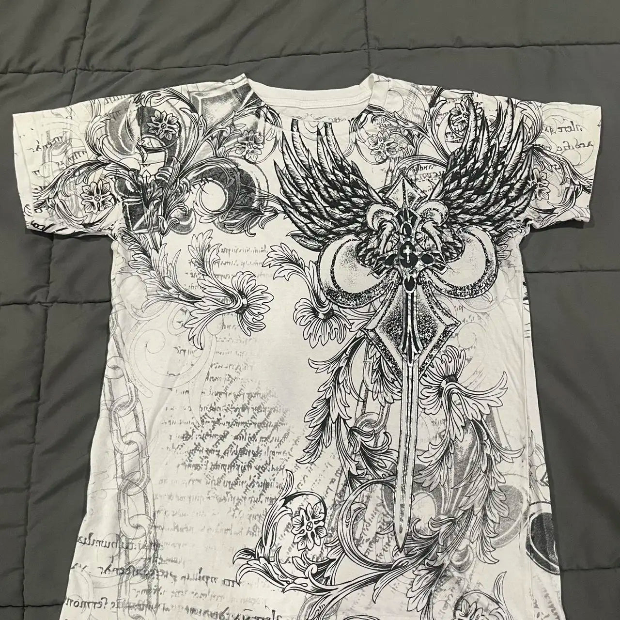 Affliction Gothic Script & Wing Print Tee, Exquisite Streetwear Graphic T - Shirt for Trendsetters