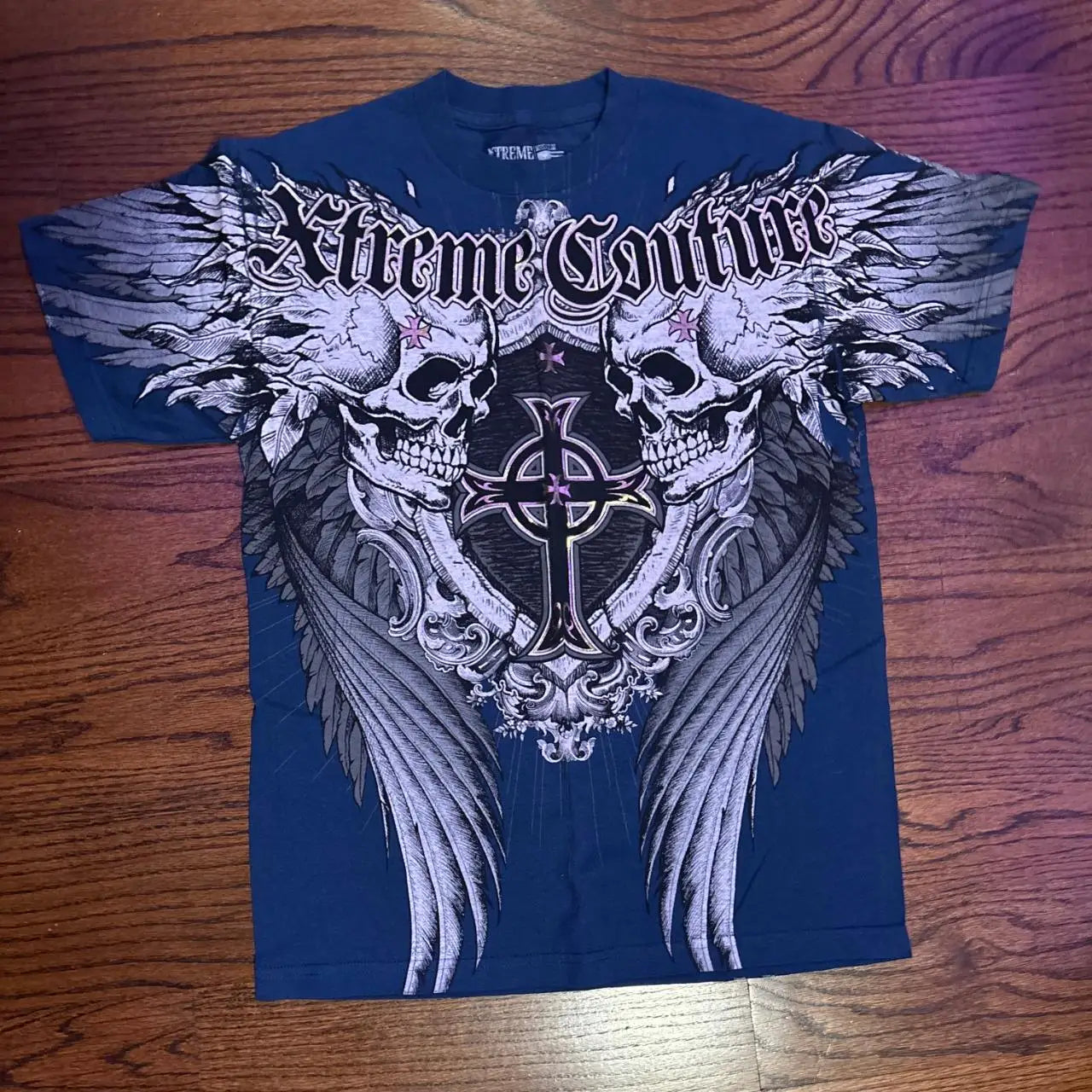 Affliction Gothic Script & Wing Print Tee, Exquisite Streetwear Graphic T - Shirt for Trendsetters