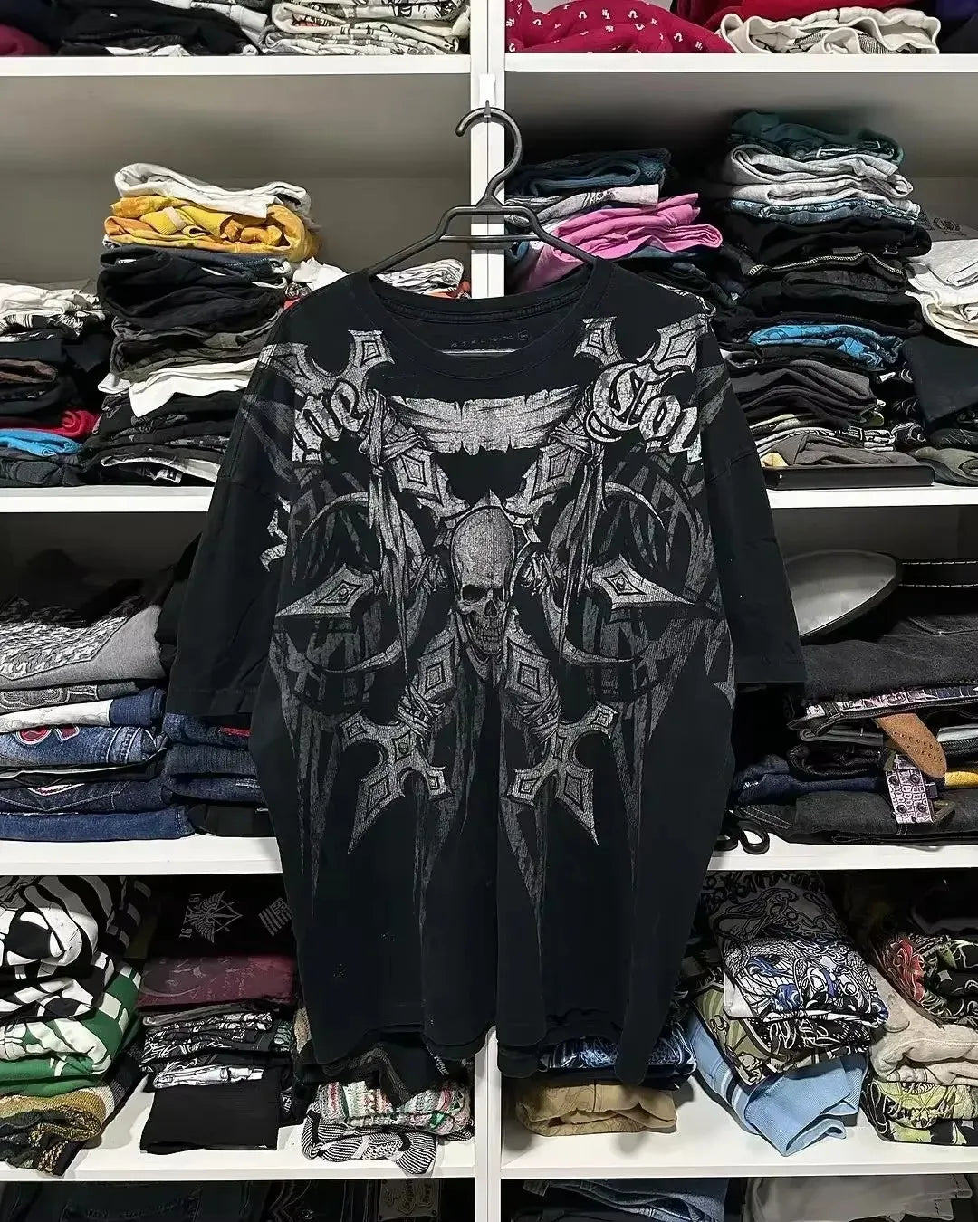 Affliction Gothic Script & Wing Print Tee, Exquisite Streetwear Graphic T - Shirt for Trendsetters